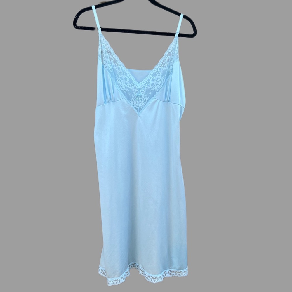 Vintage Baby Blue Vanity Fair Antron II Nylon Slip sz 42